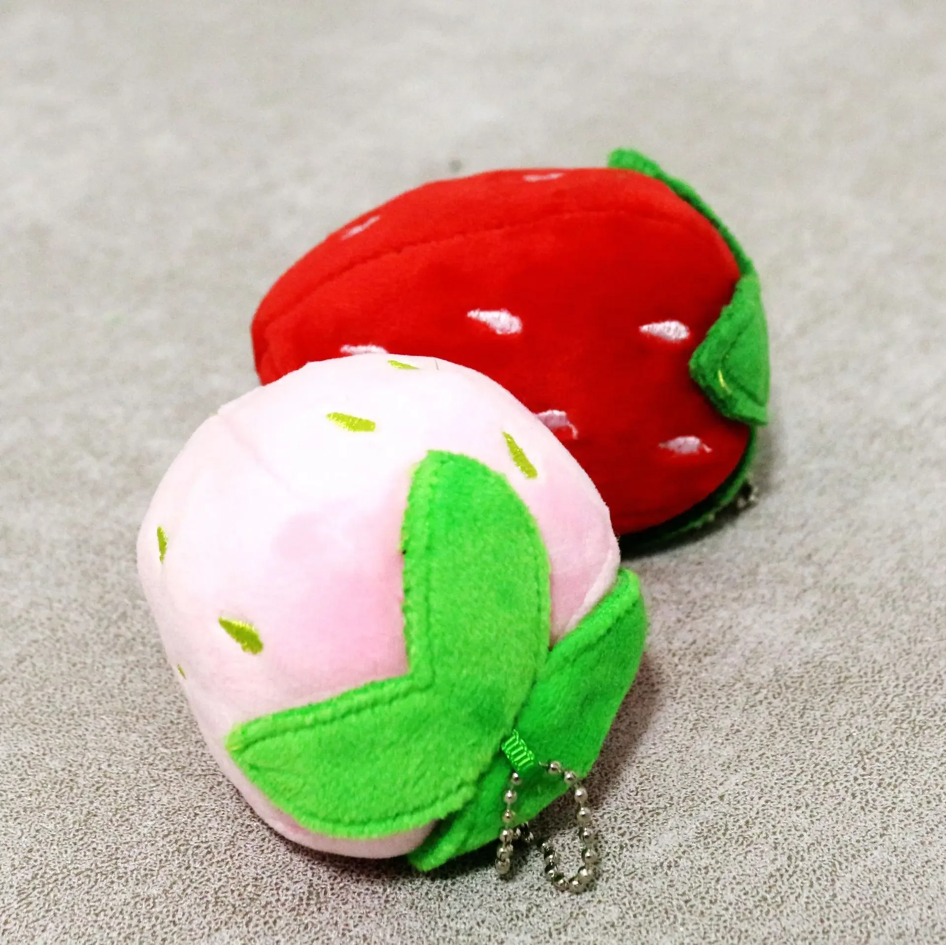 Подвеска в виде клубники 10 см