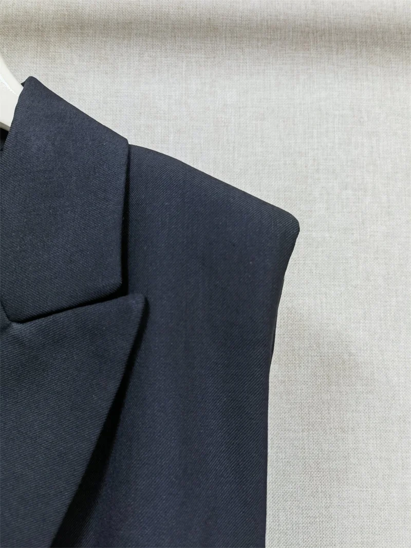 Женское черное пальто без рукавов с отложным воротником и двумя пуговицами