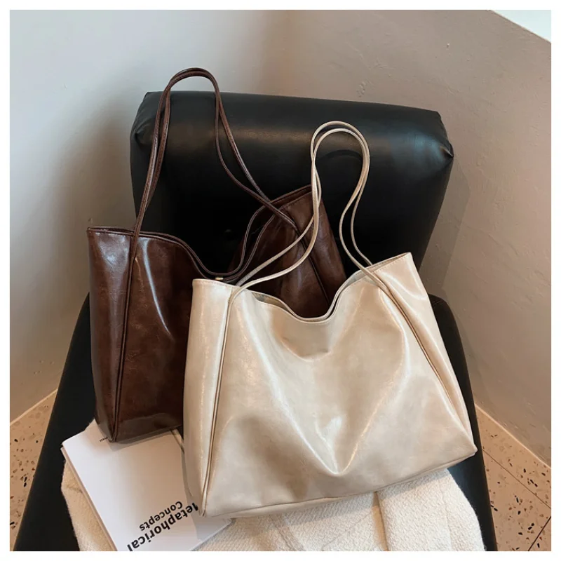 

Simple Large-capacity Bag Women's Fashion Shoulder Bag Commuter Bag Large Bag Soft-sided Glossy Tote Bag 2023 New Totalizador