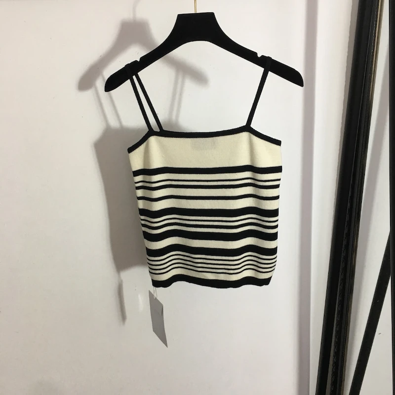 

Майка женская на тонких бретелях, с вышивкой