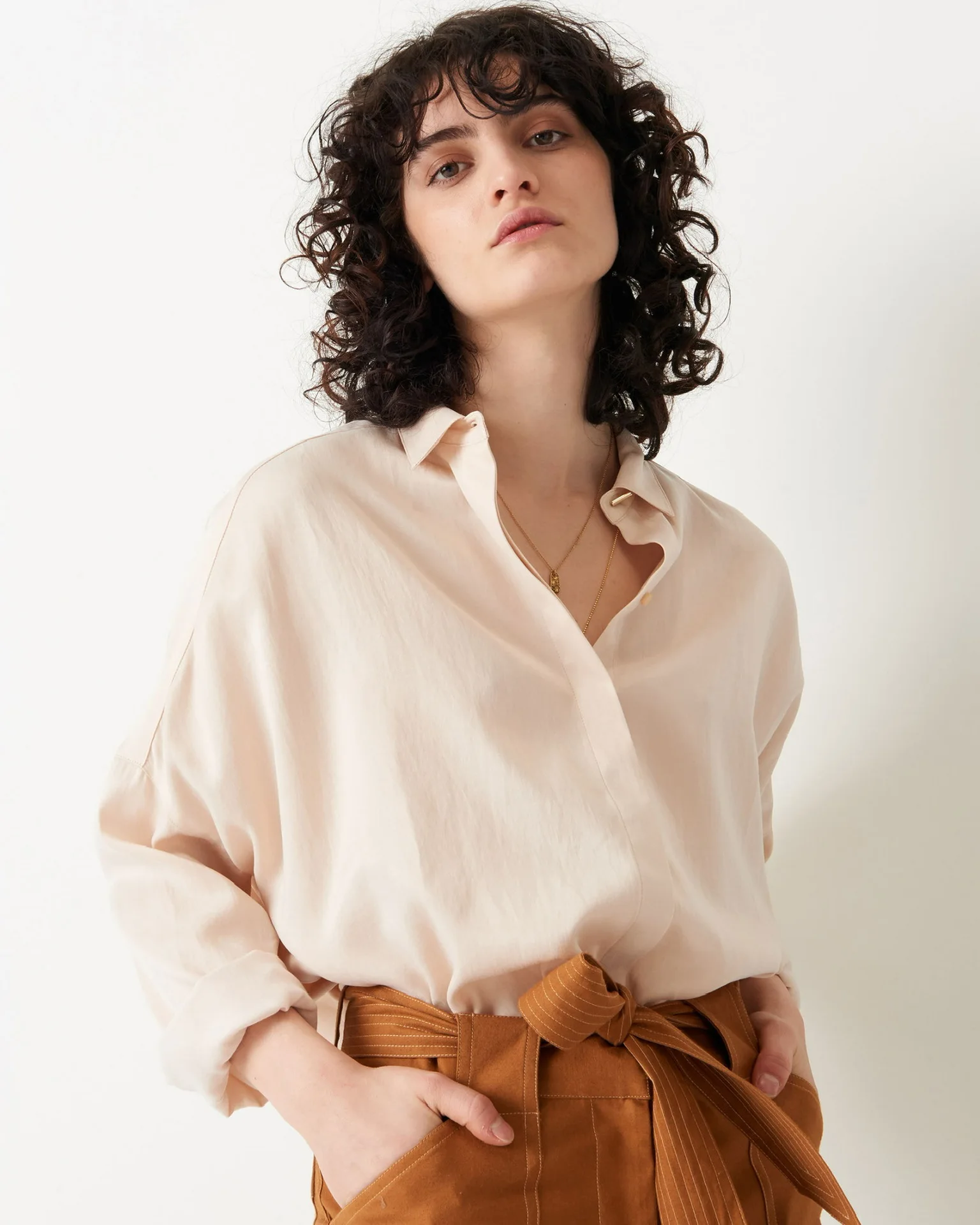 

Женская рубашка с декоративными пуговицами, весна-лето 2023