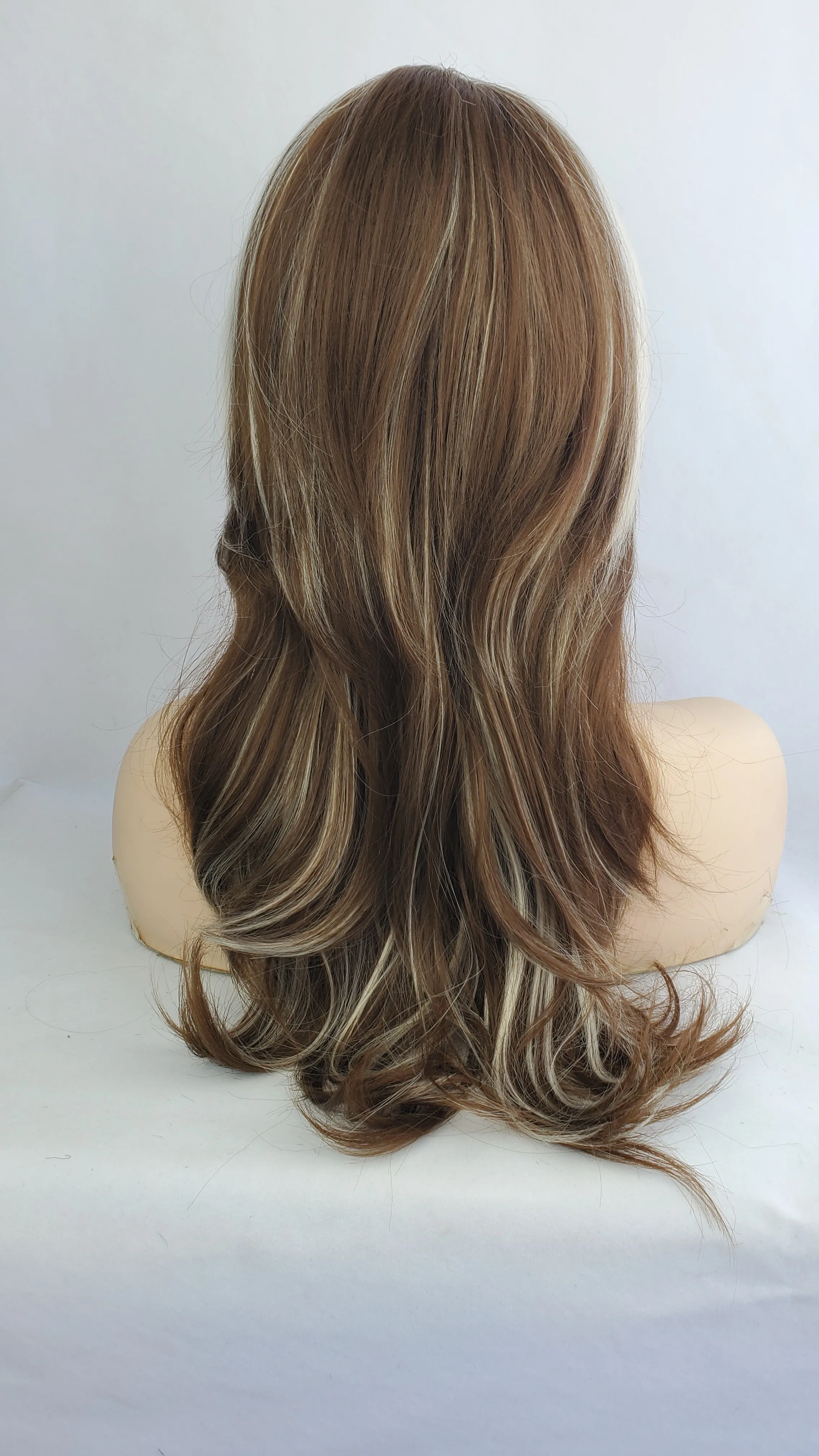 Рисунок 3 - Женский длинный синтетический парик смешанных цветов