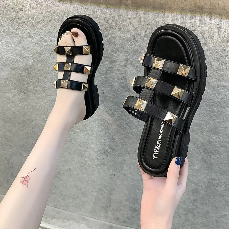 

Летние женские кроссовки на танкетке с заклепками, повседневные пляжные сандалии на высоком каблуке, сандалии с открытым носком для прогул...