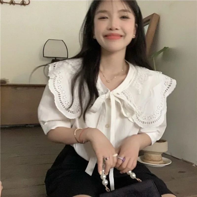 Kimotimo Белая рубашка женская с воротником Питера Пэна полым крючком и цветком на