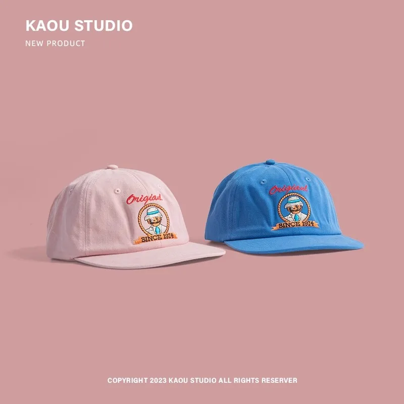 Кепка-бейсболка с плоским козырьком и вышивкой