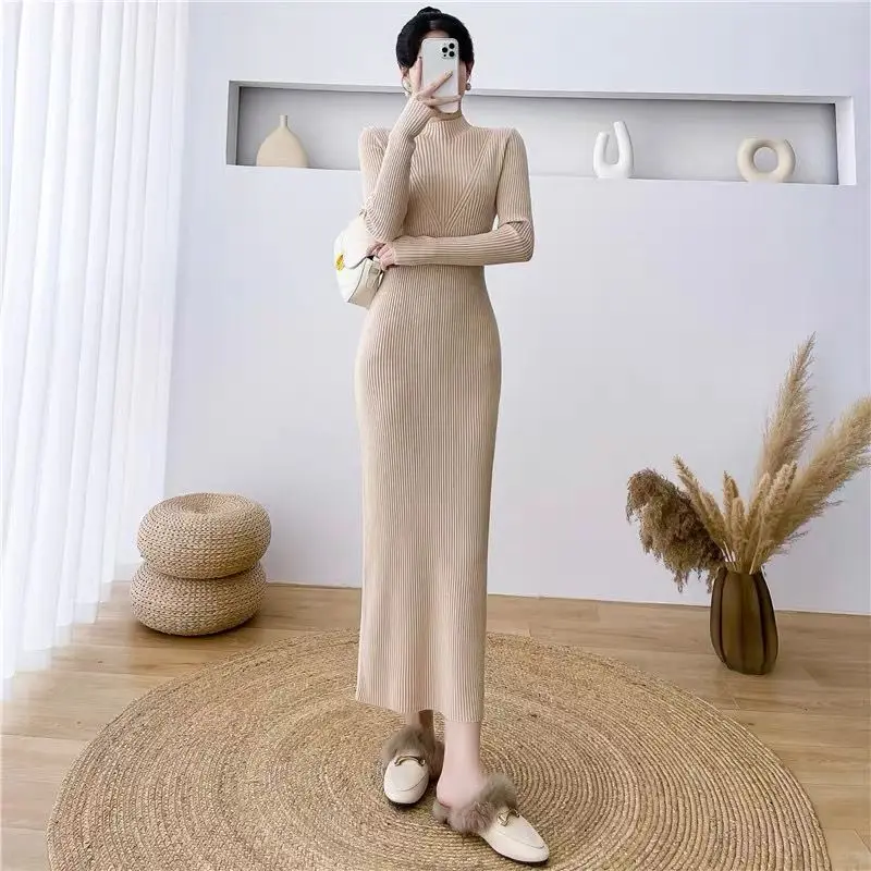 Женское трикотажное платье-макси с длинным рукавом и воротником-стойкой