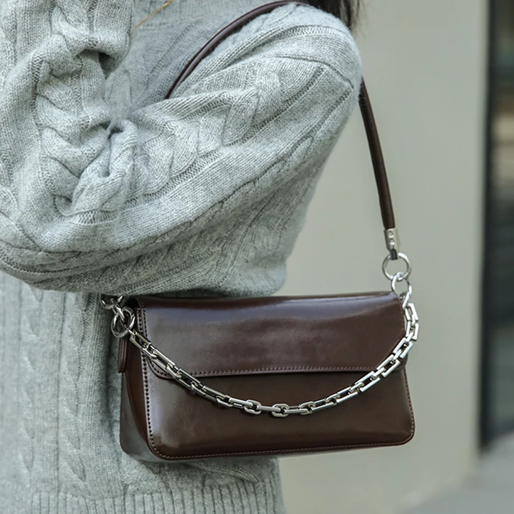 Сумка на плечо женская с цепочкой саквояж из мягкой кожи в стиле ретро однотонная