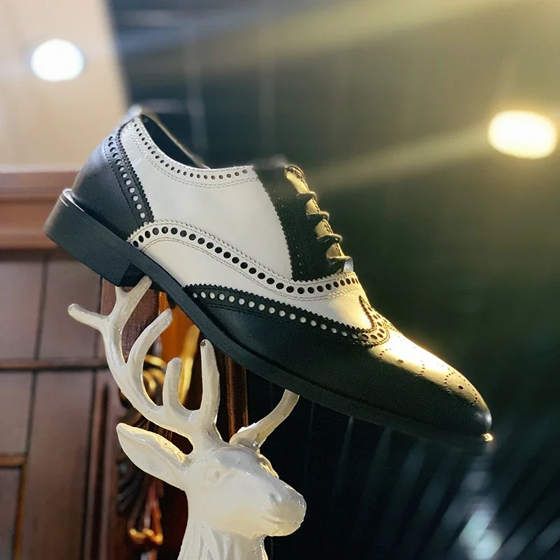 2025 Черно-белые туфли из коровьей кожи в британском стиле Brock резные оксфорды