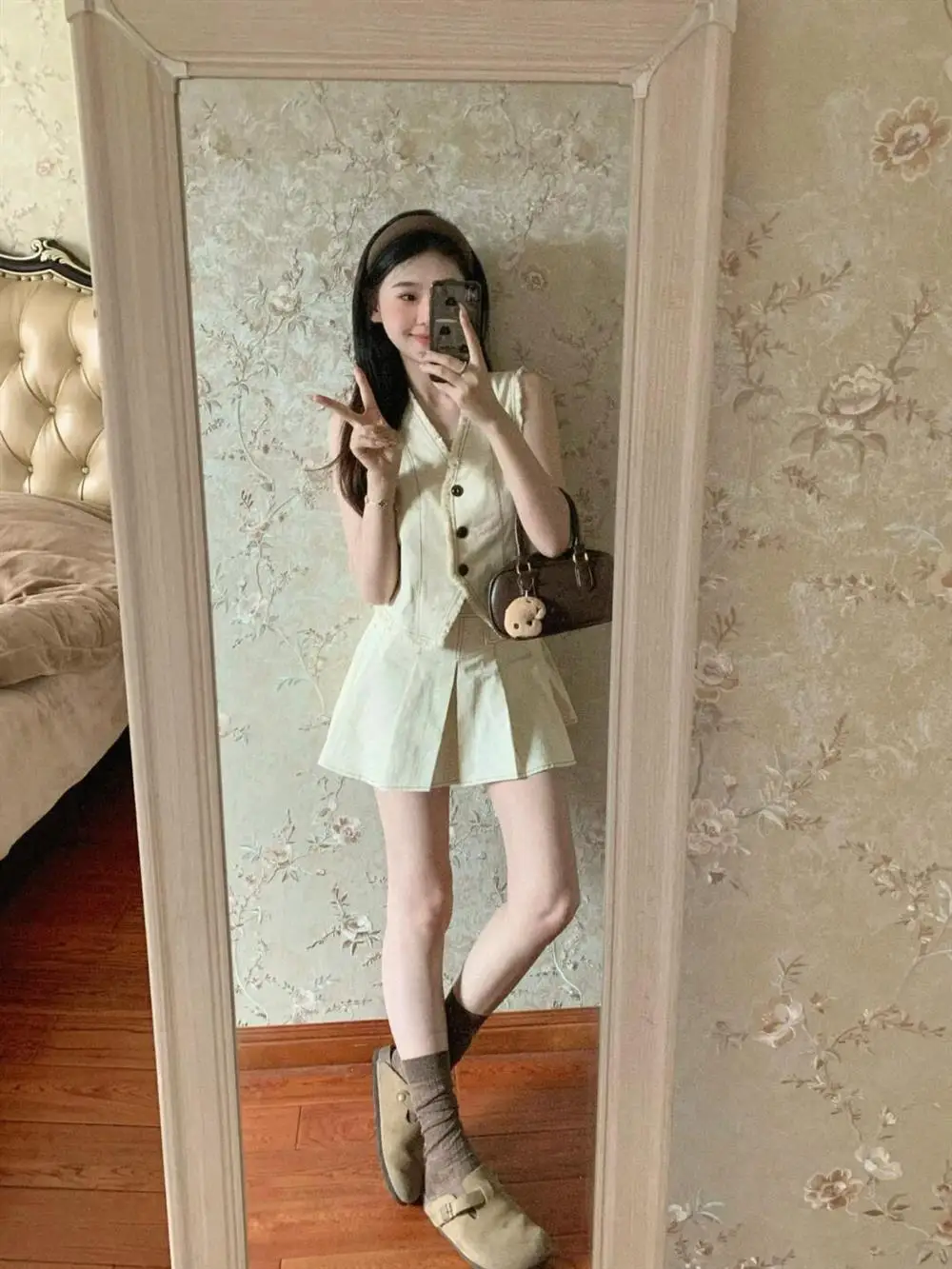 Женский комплект из жилета без рукавов и плиссированной юбки трапециевидной