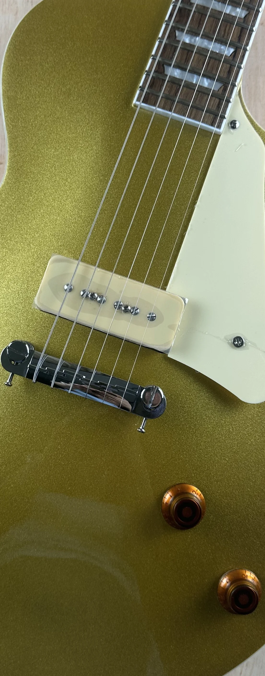 Стандартная электрическая гитара золотистая пикап p90 значок подписи фотовспышка