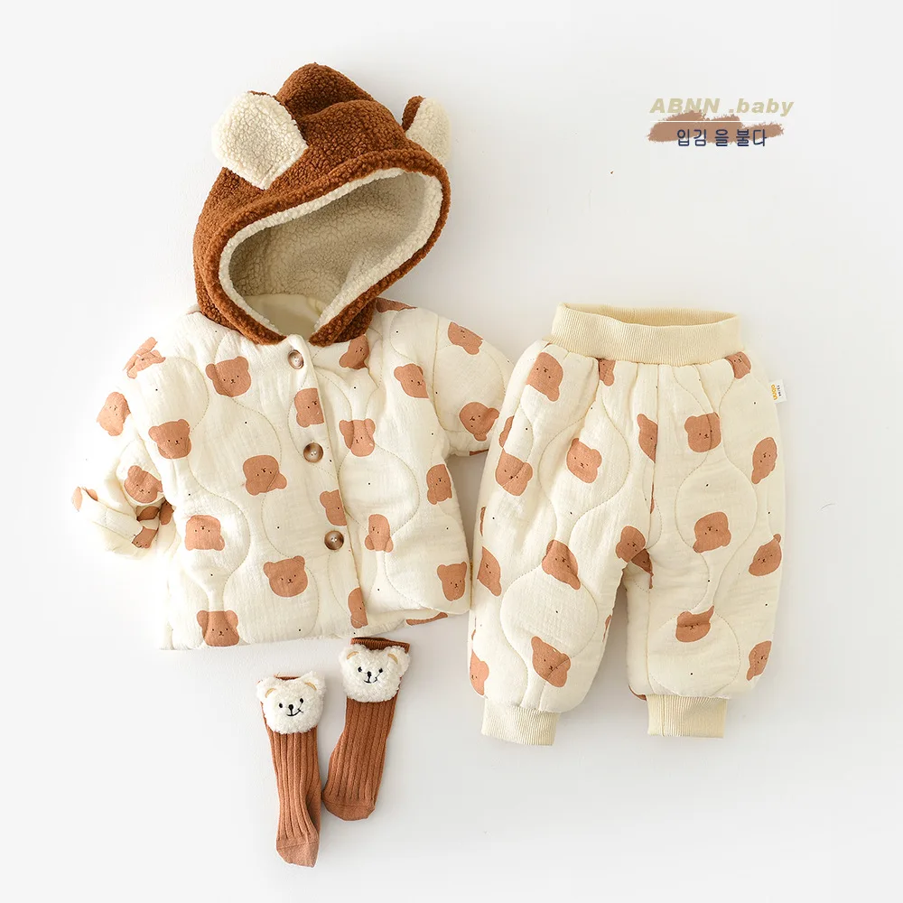 

Зимняя коллекция 2023 года, для маленьких мальчиков, 2 шт., искусственная хлопковая подкладка, пушистое пальто с капюшоном и принтом медведя, теплые брюки, костюм