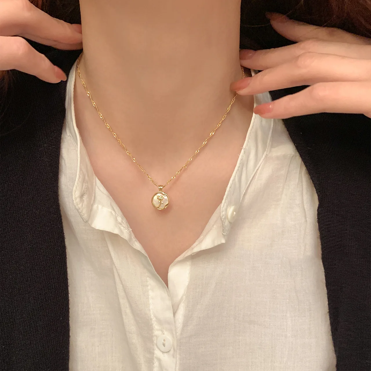 

Французское ожерелье из нержавеющей стали в стиле ретро с нестандартной круглой металлической подвеской в виде Розы, женская сексуальная цепочка на шею, роскошное Ювелирное Украшение