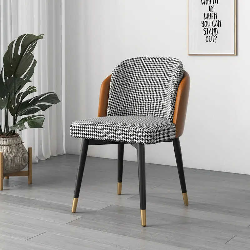 Минималистичное бархатное кресло расслабляющее с роскошным дизайном для