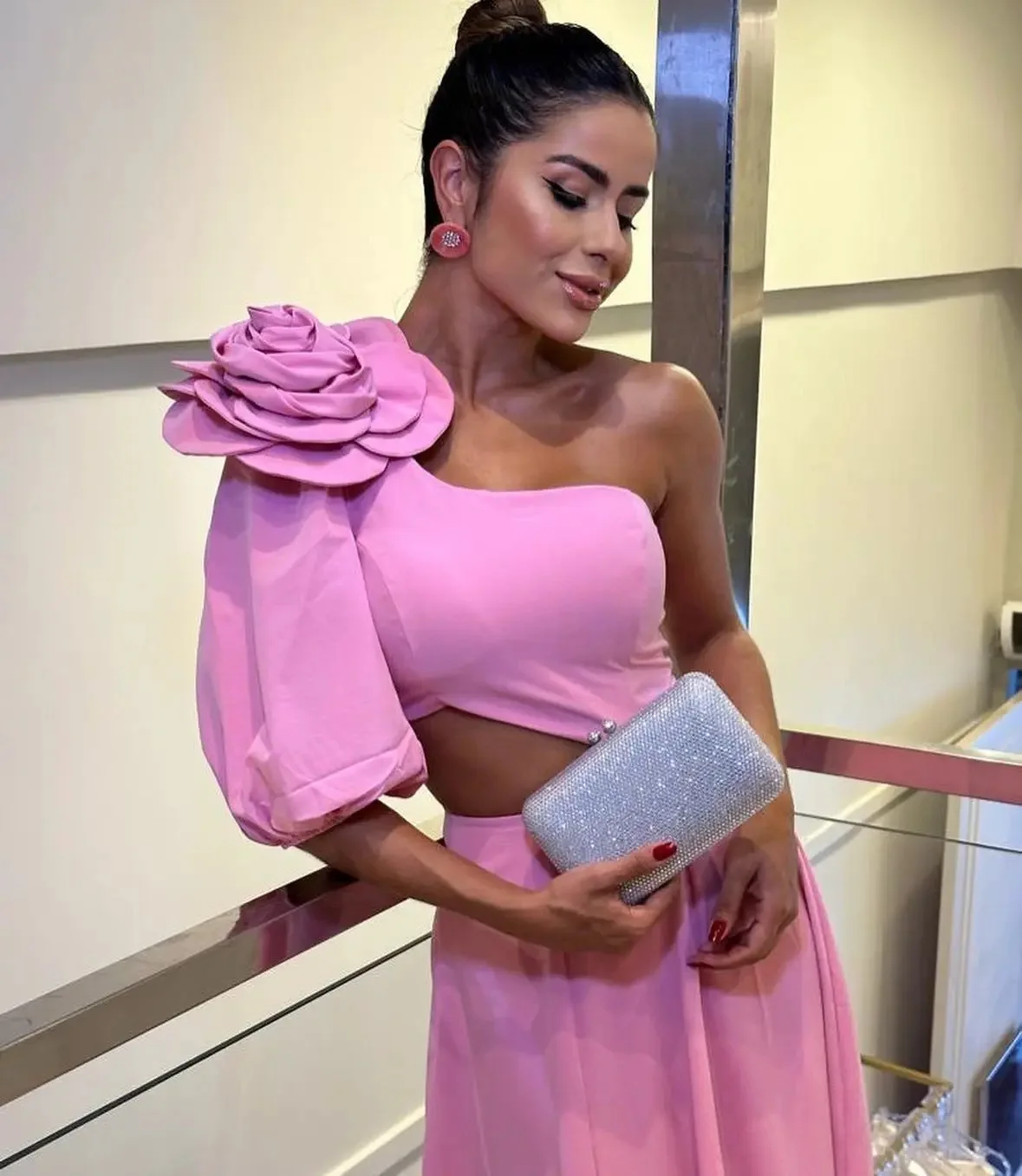 Женское платье-макси с цветочной аппликацией открытыми плечами одним рукавом и