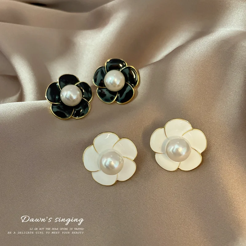 

Romantic Flower Pearl Stud Earrings for Women's Jewelry Enamel Black White Bloom Statement Birthday Wedding Friendship Gift