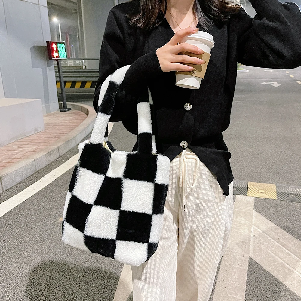 

2021 INS Fashion Women Checkered Print Shoulder Bags Female Winter Plush Underarm Bags Faux Fur Handbag Furry Fluffy Tote Bags