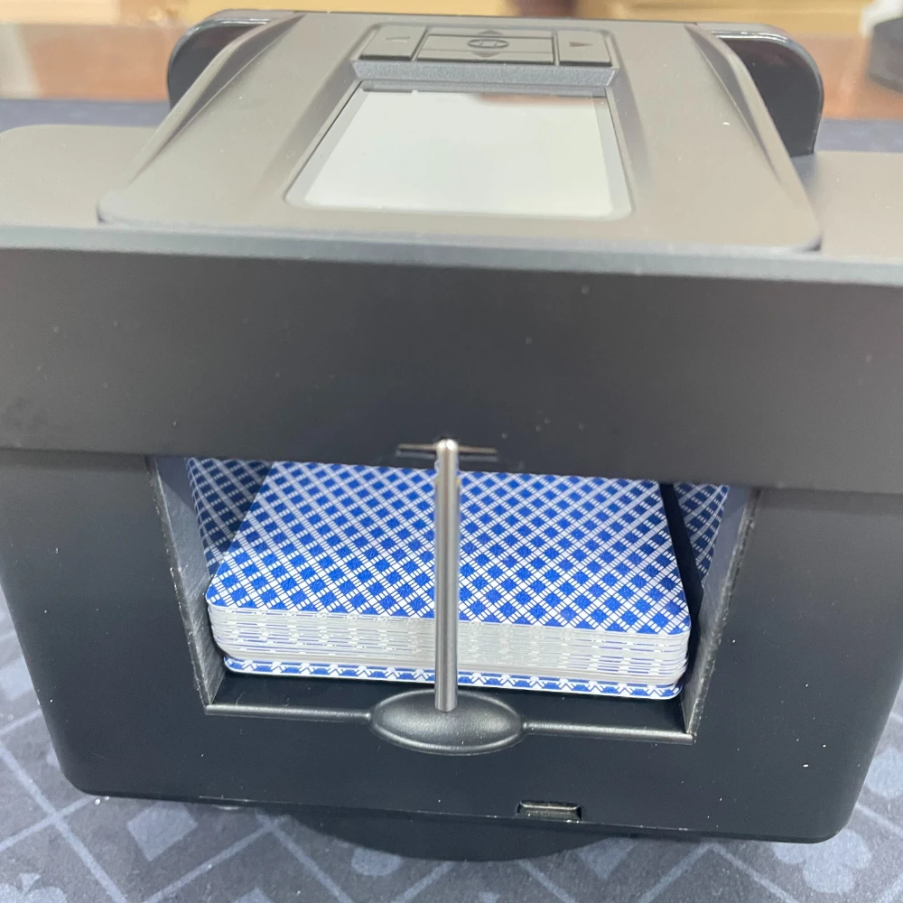 Автоматический дилер распределяет устройство для перемешивания игральных карт