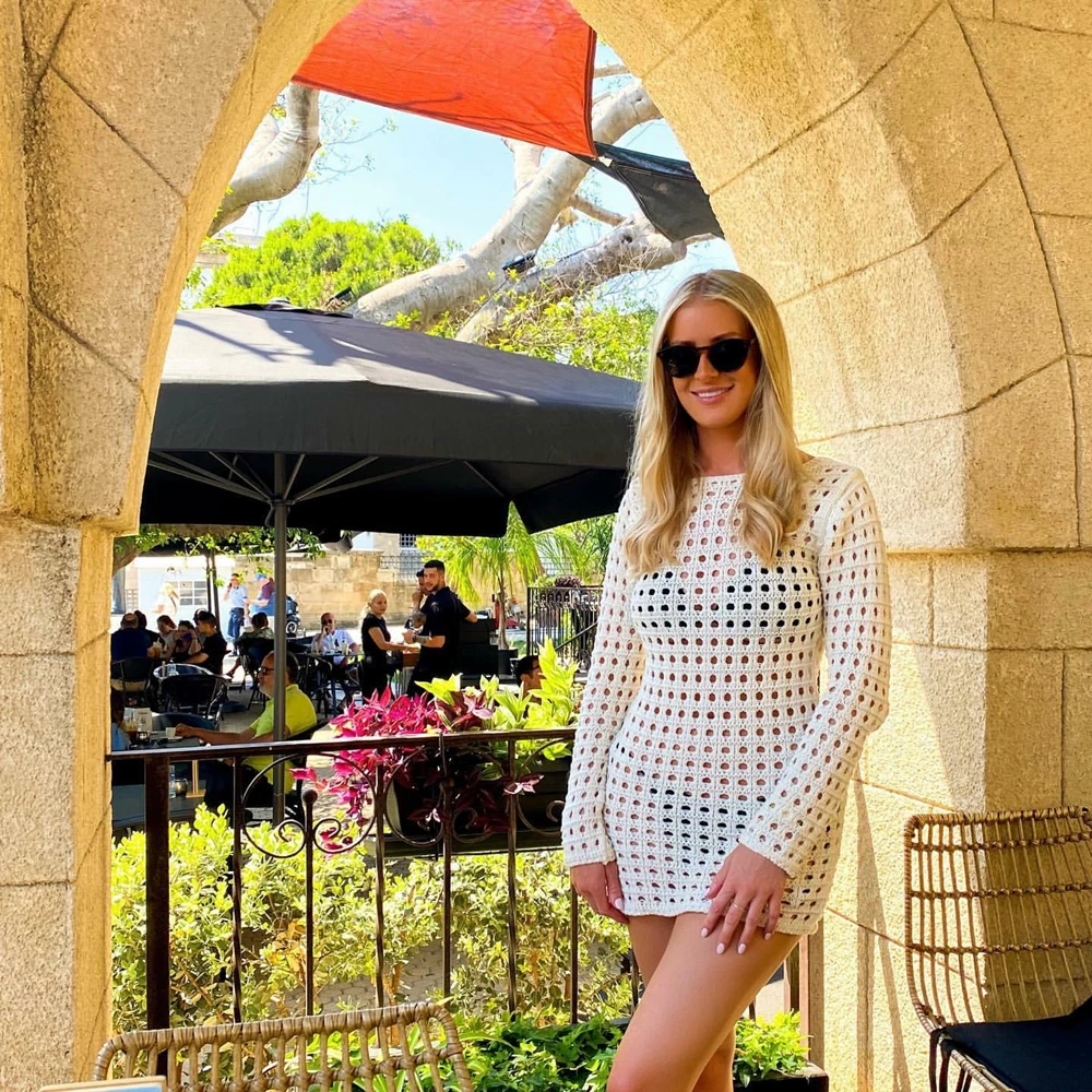 

Женское трикотажное платье с открытыми плечами и длинным рукавом