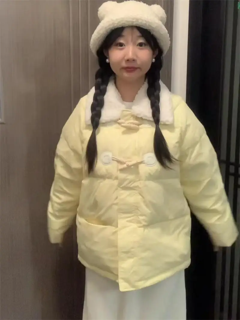 Молочно-желтое милое женское пальто на хлопковой подкладке с роговой пряжкой