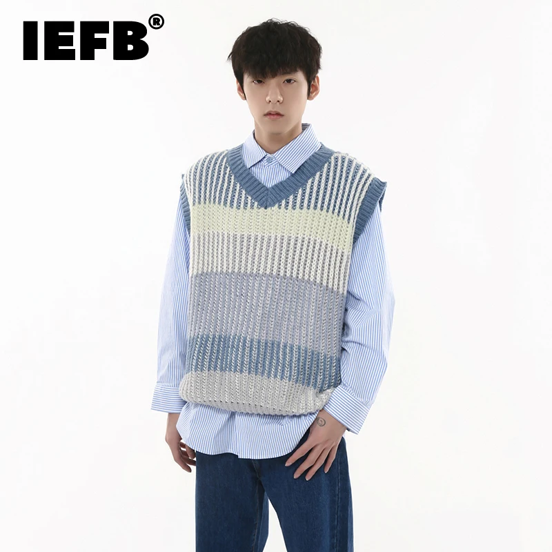 

Мужская Трикотажная майка IEFB, свободный свитер контрастных цветов в полоску, с V-образным вырезом, в Корейском стиле, модная мужская одежда на осень 9C2296
