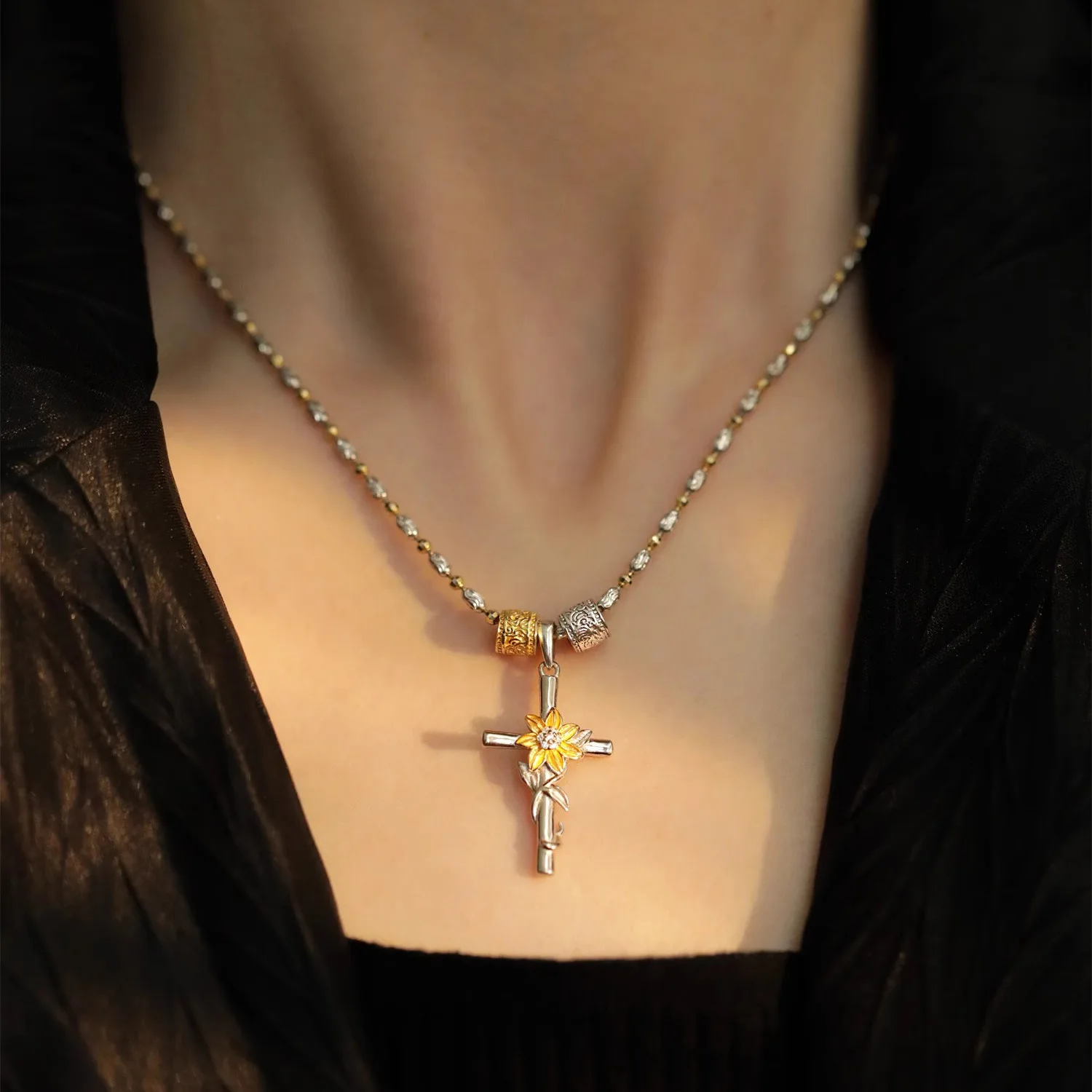 

Foydjew Luxury Brand Jewelry Retro Golden Sunflower Cross Pendant Necklaces For Women Silver Color Necklace 2023 New Fashion