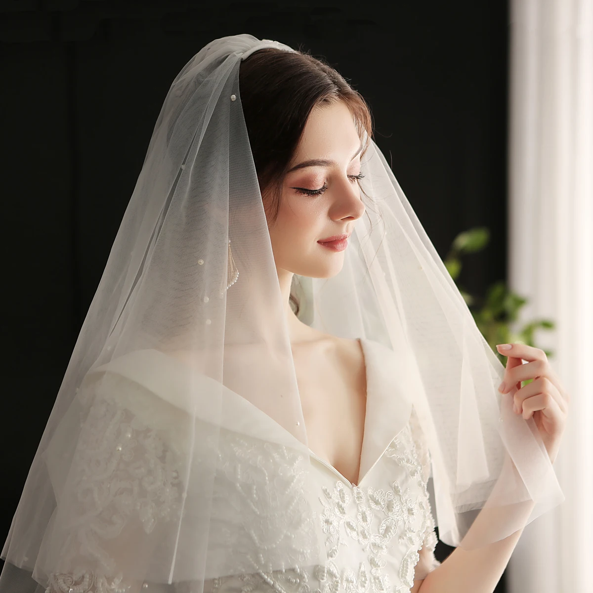 

V648 Elegant Elbow Wedding Bridal White Veil Two-Layer Plain Tulle Cut Edge Pearls Beading Brides Veil Women Wed Accessories