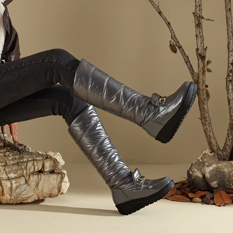 Зимние теплые сапоги до колена с металлическим украшением на плоской подошве