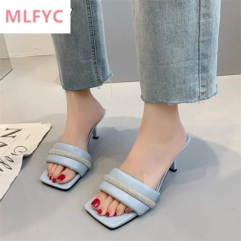 

Женские туфли на толстом каблуке, с открытым носком и тонким ремешком