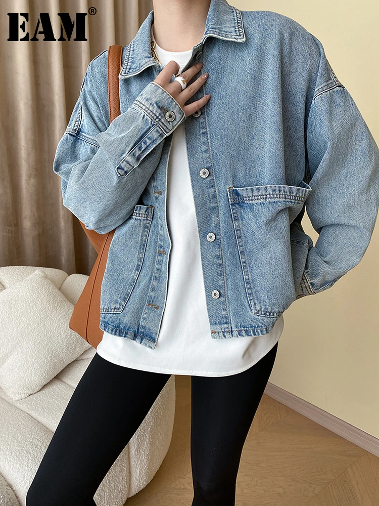 

[EAM] Свободная синяя джинсовая куртка большого размера с карманами, новая женская куртка с отворотом и длинным рукавом, модная весенне-осенняя 2023 1DH0166