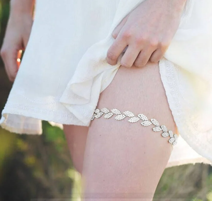 

Подвязка для невесты с искусственными листьями