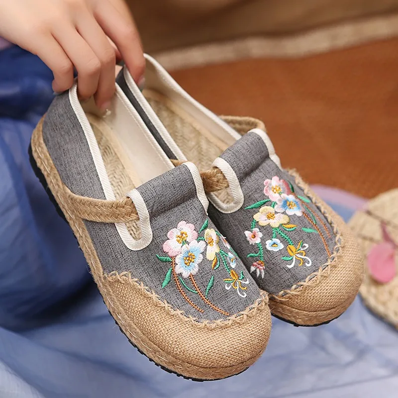 2022 Spring New Embroidered Shoes Ladies Embroidered Linen Shoes Ethnic Style Shallow Mouth Slip-on Embroidered Shoes