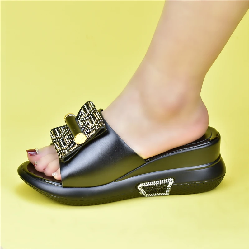 Туфли-лодочки женские из лакированной кожи на платформе и высоком каблуке |