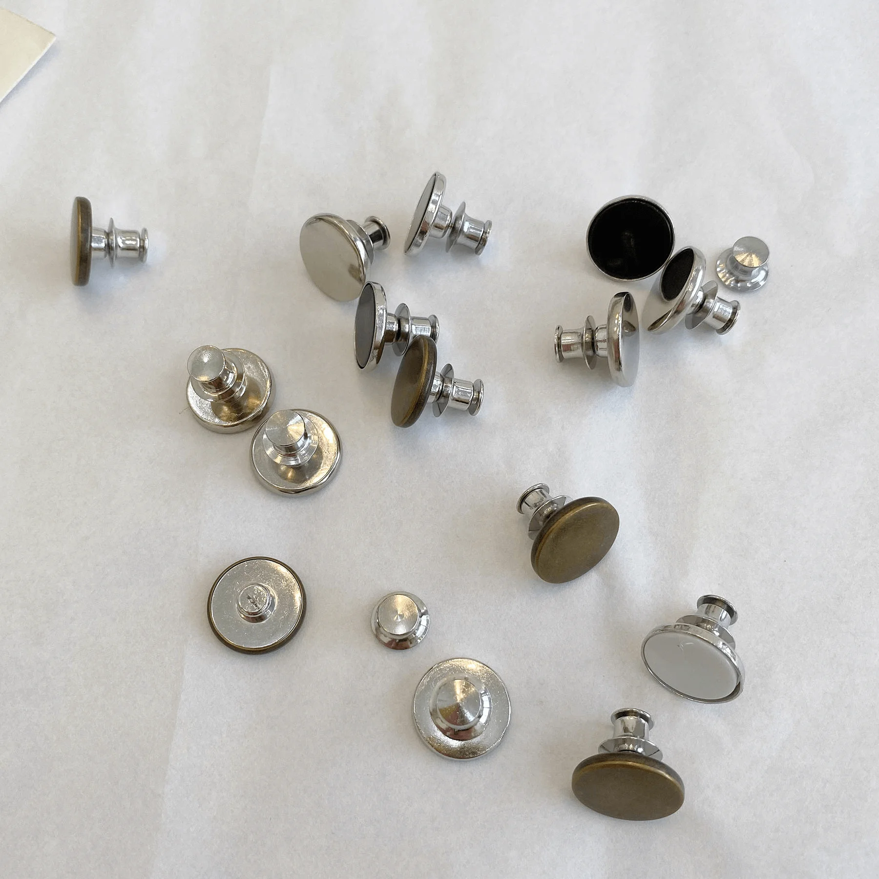 

4pcs Adjustable Detachable Jeans Pin Buttons Nail Sewing-free Retro Metal Buckles for DIY Clothing Garment Button Accessories