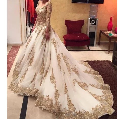 

Classic Saudi plus sizecustomized V Neck Gold Lace Applique Bridal Gowns Chapel Train Muslim 3/4 Sleeve Wedding Dresses