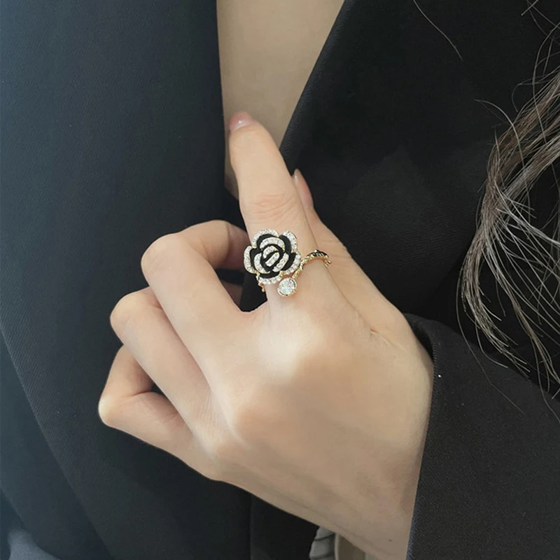 

2022 New South Korea Retro Black Roses Classic Luxury Fashion Cocktail Ring Finger Ring Women Jewelry Gifts