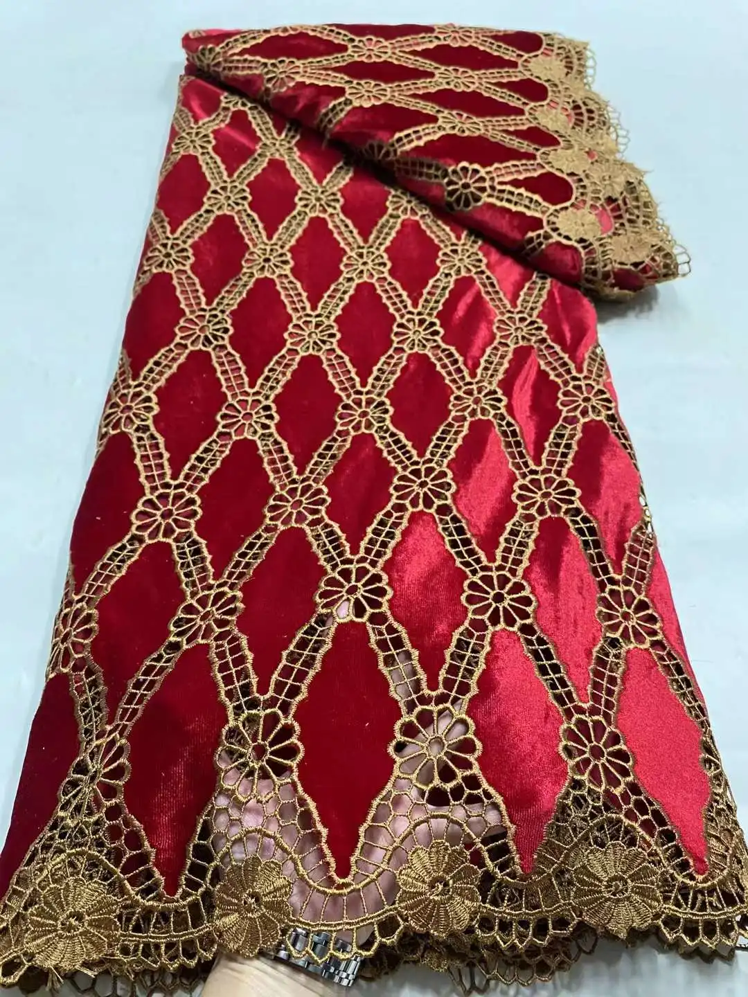 Новейшая сухая хлопчатобумажная кружевная ткань с золотыми кристаллами 2024
