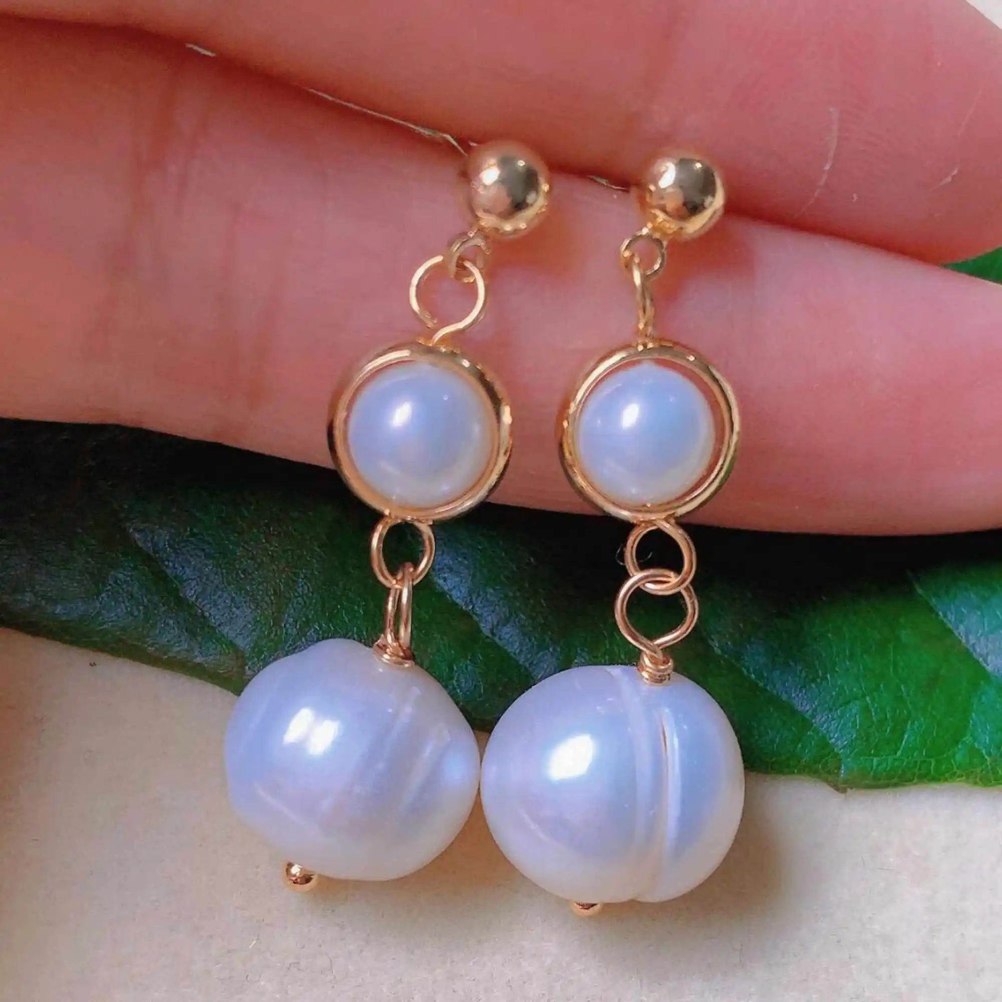 Серьги-гвоздики из 18-каратного золота с натуральным белым жемчугом