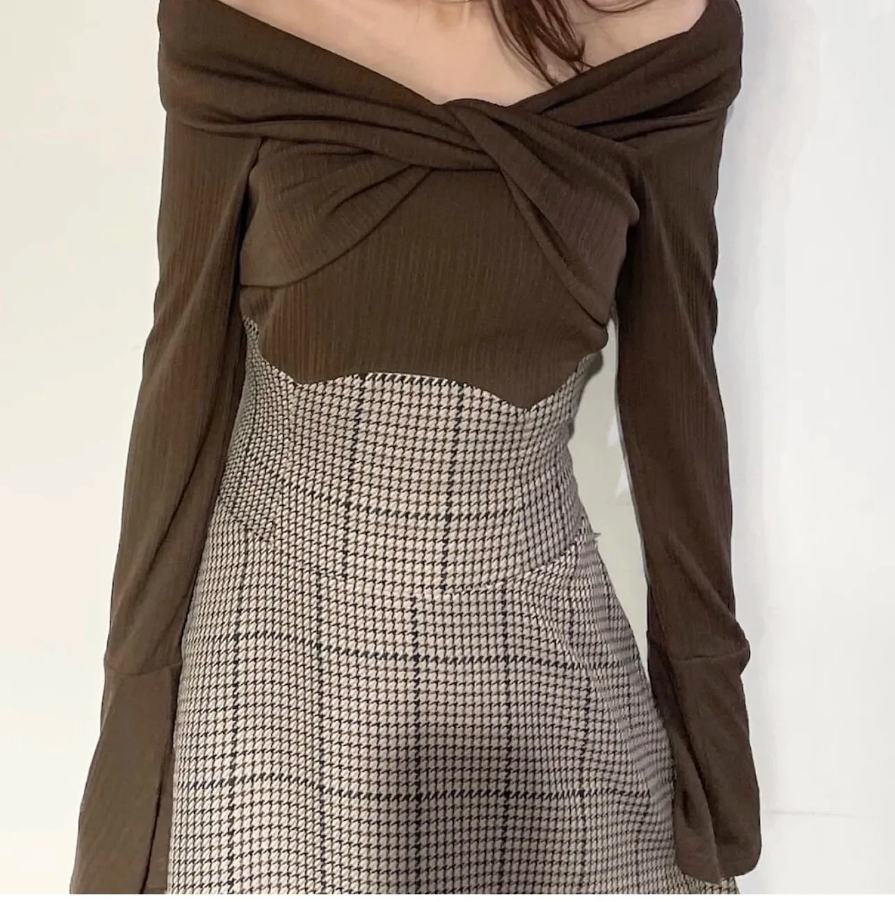 Элегантное клетчатое платье с открытыми плечами и длинными рукавами женское