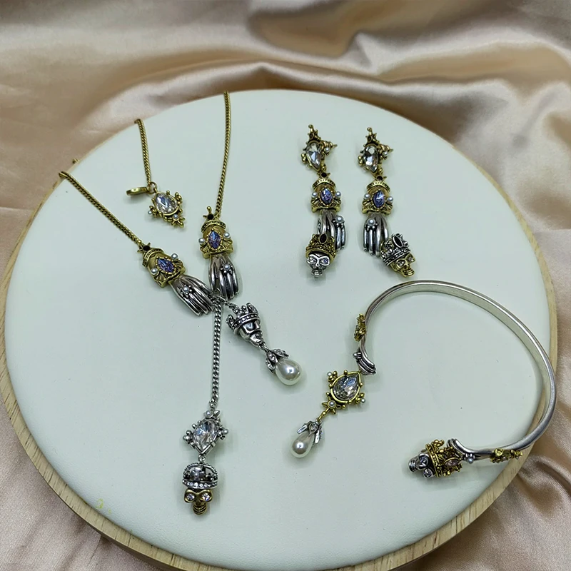 

Новый Популярный брендовый винтажный комплект ювелирных изделий в стиле рок ожерелье с подвеской в виде черепа Золотая Корона серьги смеша...