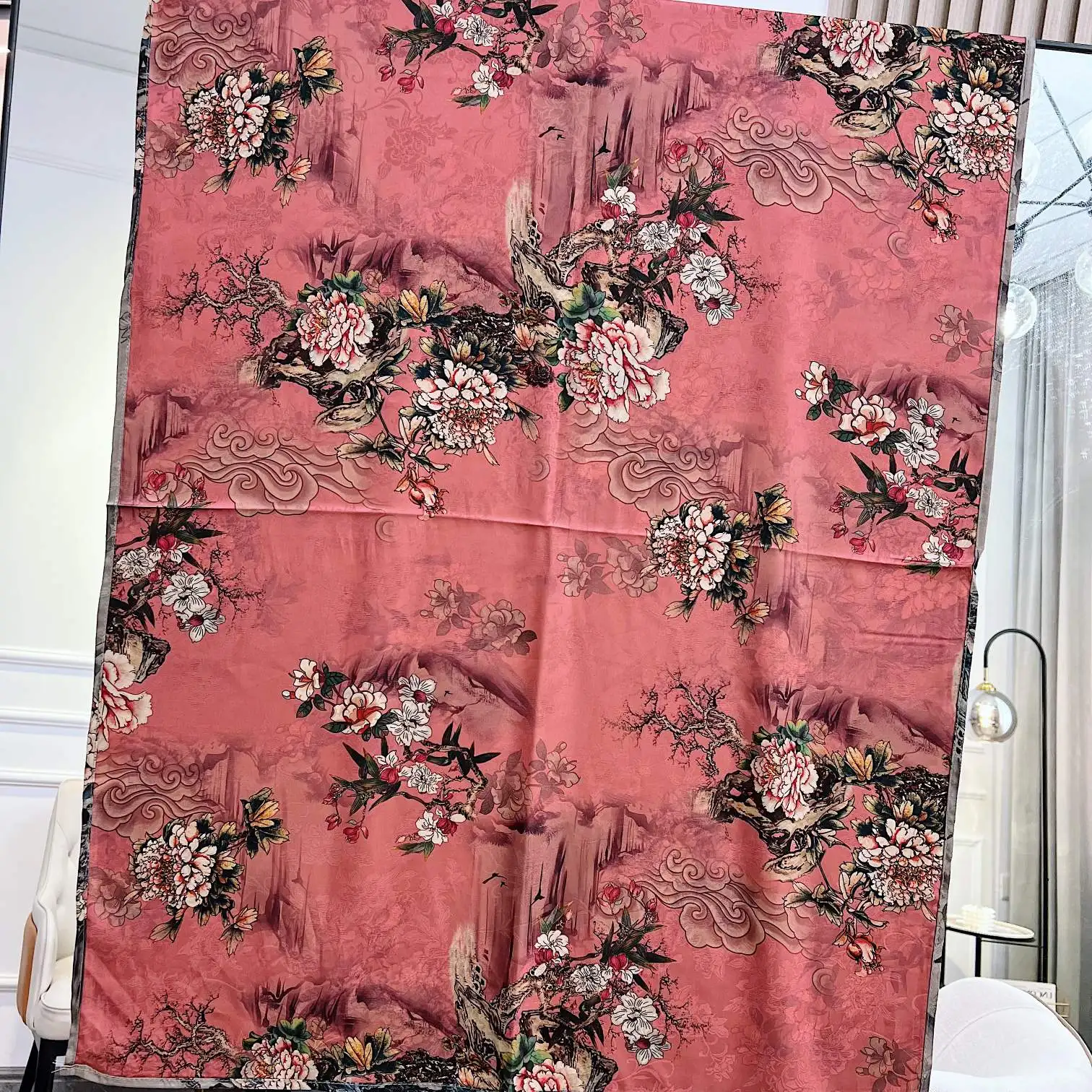 Рисунок 2 - Женский шелковый шарф с цветочным принтом