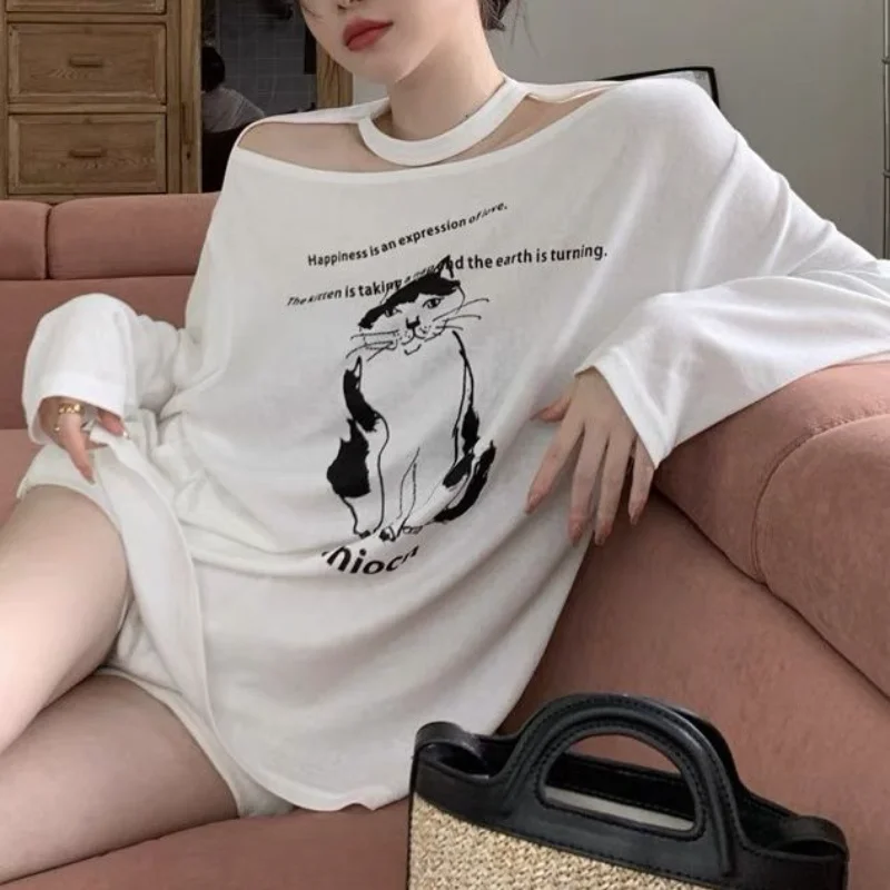 

Женская футболка с открытыми плечами, воротником-лодочкой и принтом кошки