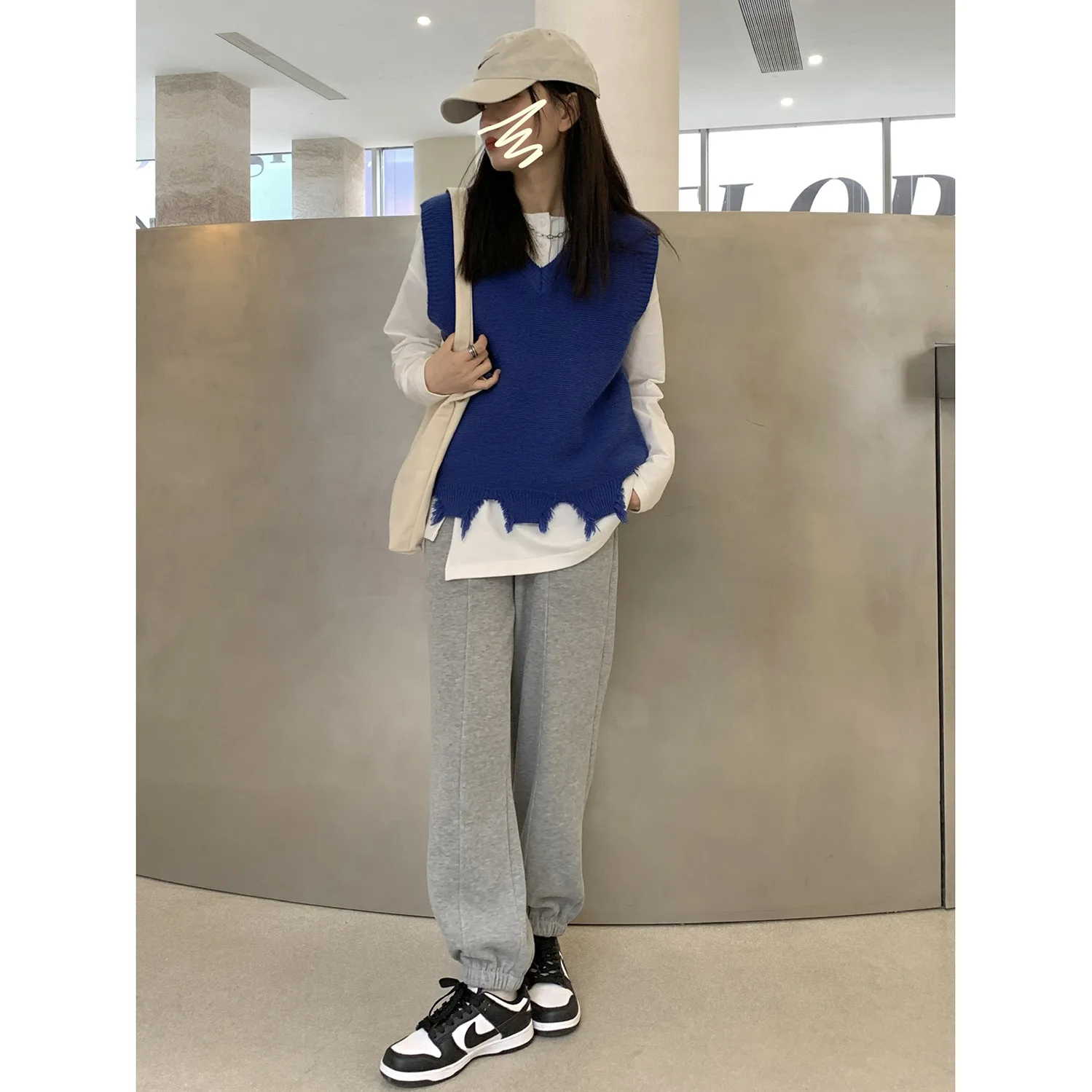 

SANGMAY Fashion Design Sense Perforated Hem V-neck Vest Loose Casual Knitted Sweater