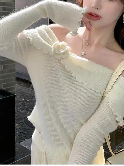 Новый тонкий однотонный пуловер в прозрачном стиле с цветочным украшением