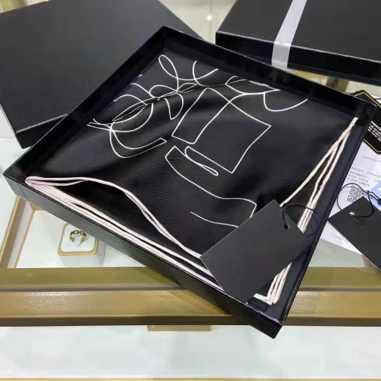 

2022 New Fashion Silk Scarf Women Neck Hair Foulard Bandana Square Small Headband Hijab Print Poncho brand Scarves