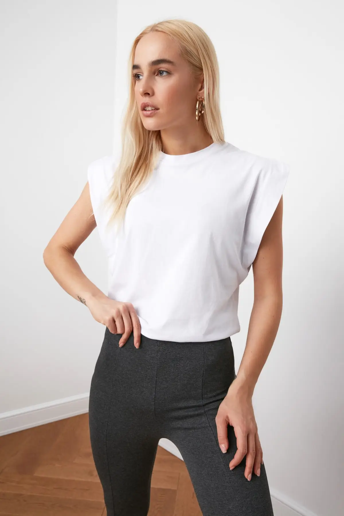 

White Sleeveless Basic Knitted T-Shirt Casual Women Casual Wear Spring Summer Fashion Outfits Sports Street Fashion