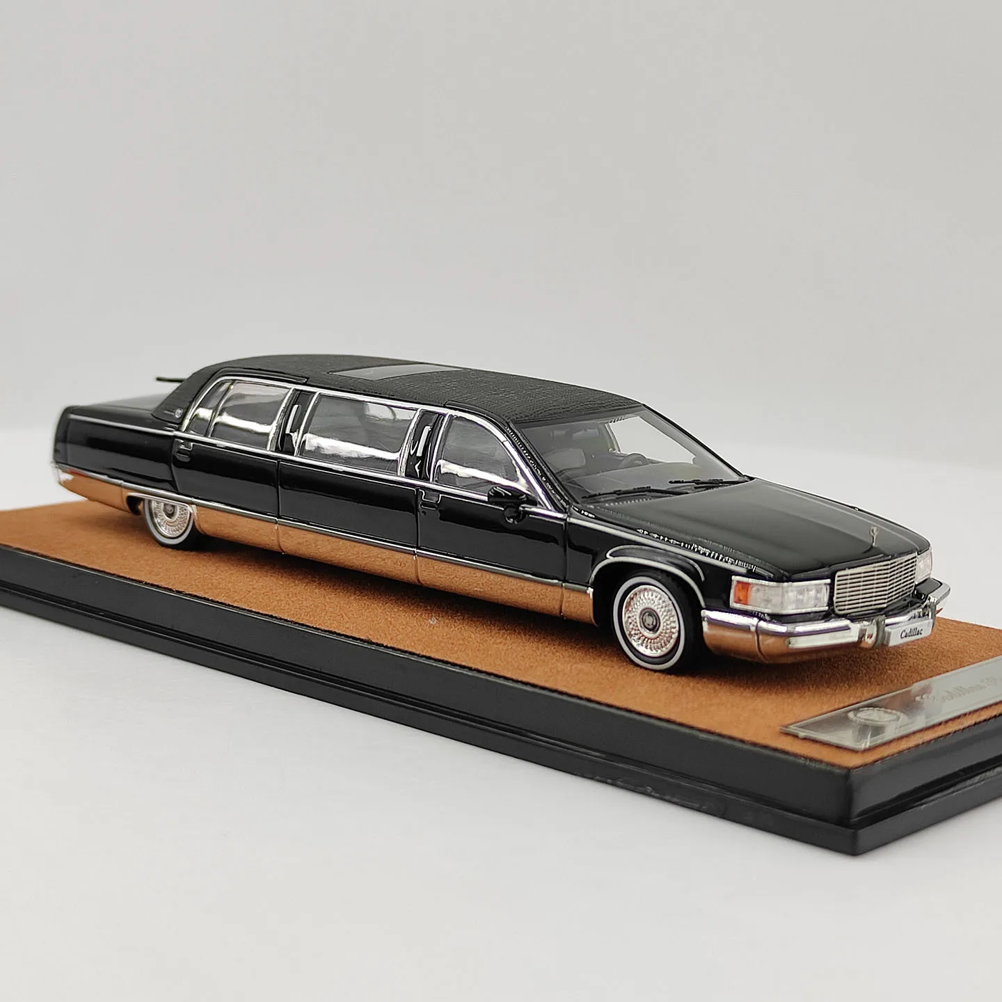 Фото Масштабная модель автомобиля Cadillac Wood Extended Edition Fleetwood из сплава, 1:64, Diecast Xiaoguang №4