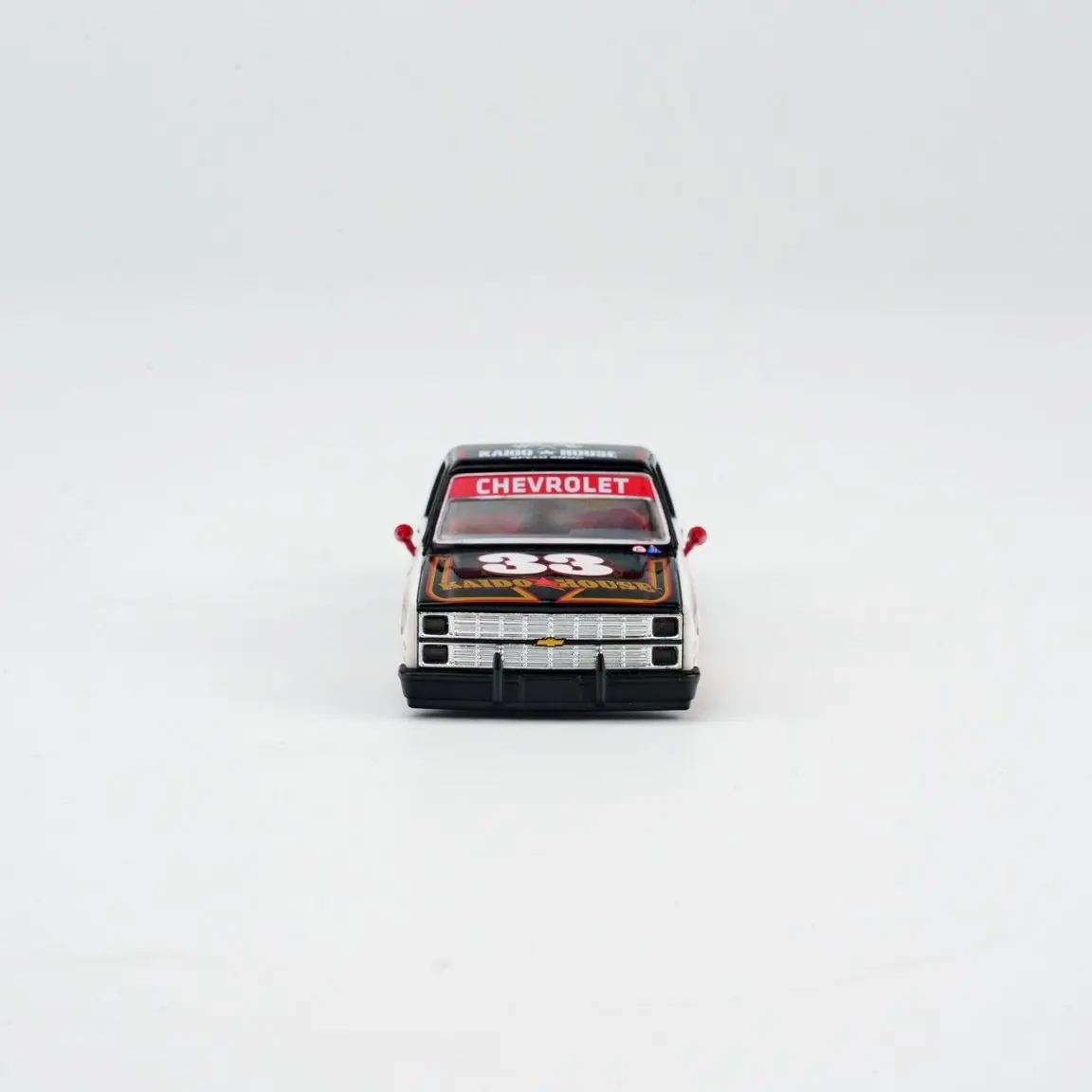 Фото MINIGT 1:64 Модель автомобиля Chevrolet Silverado KAIDO Intimidator V1 из литого металла №4