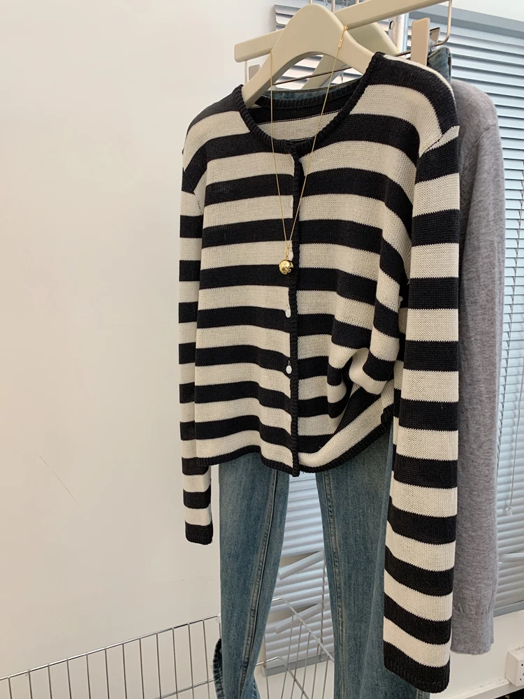 Тонкий элегантный вязаный кардиган в полоску с кондиционером уникальный