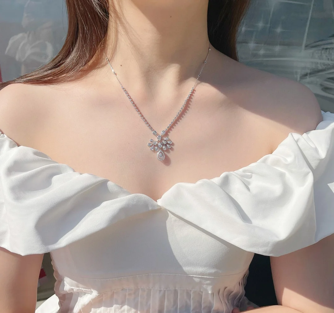 Женское колье из 18-каратного золота с бриллиантами