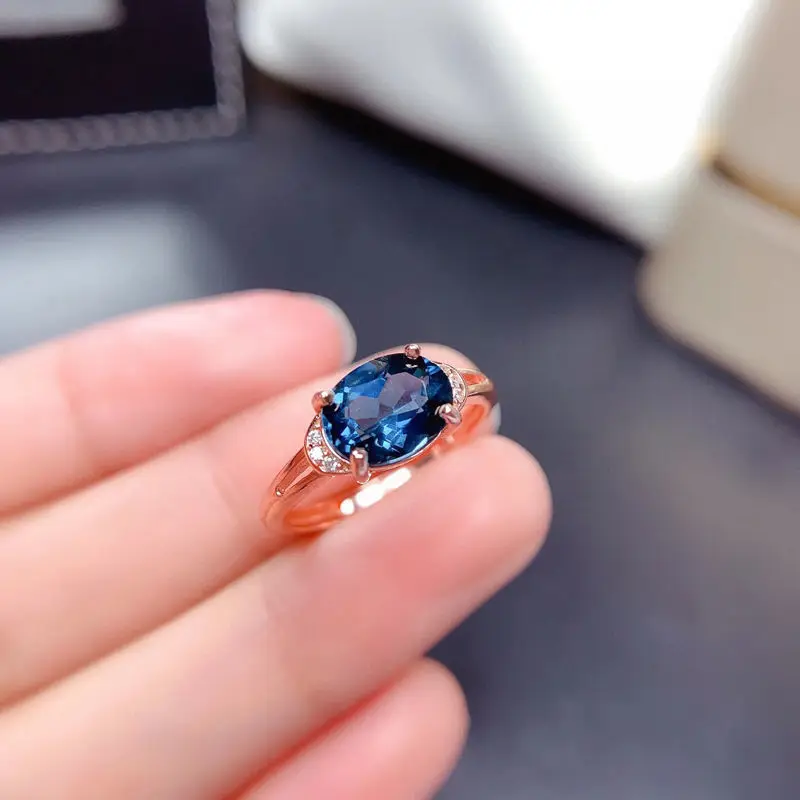 Женское кольцо из серебра пробы с натуральным голубым топазом